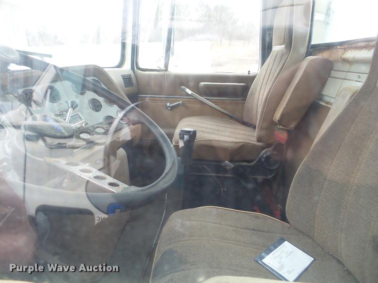 image for item DA7254 1995 Ford LTA9000 Aero Max 106 semi truck