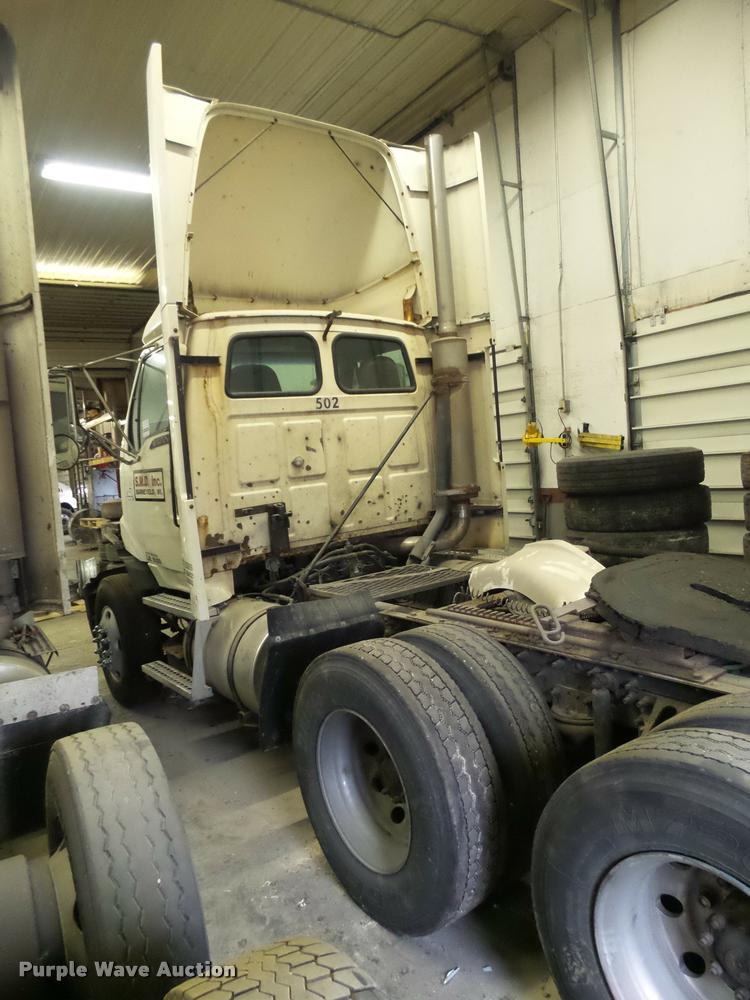 image for item DA7256 1997 Ford AT9513 Aeromax 113 semi truck