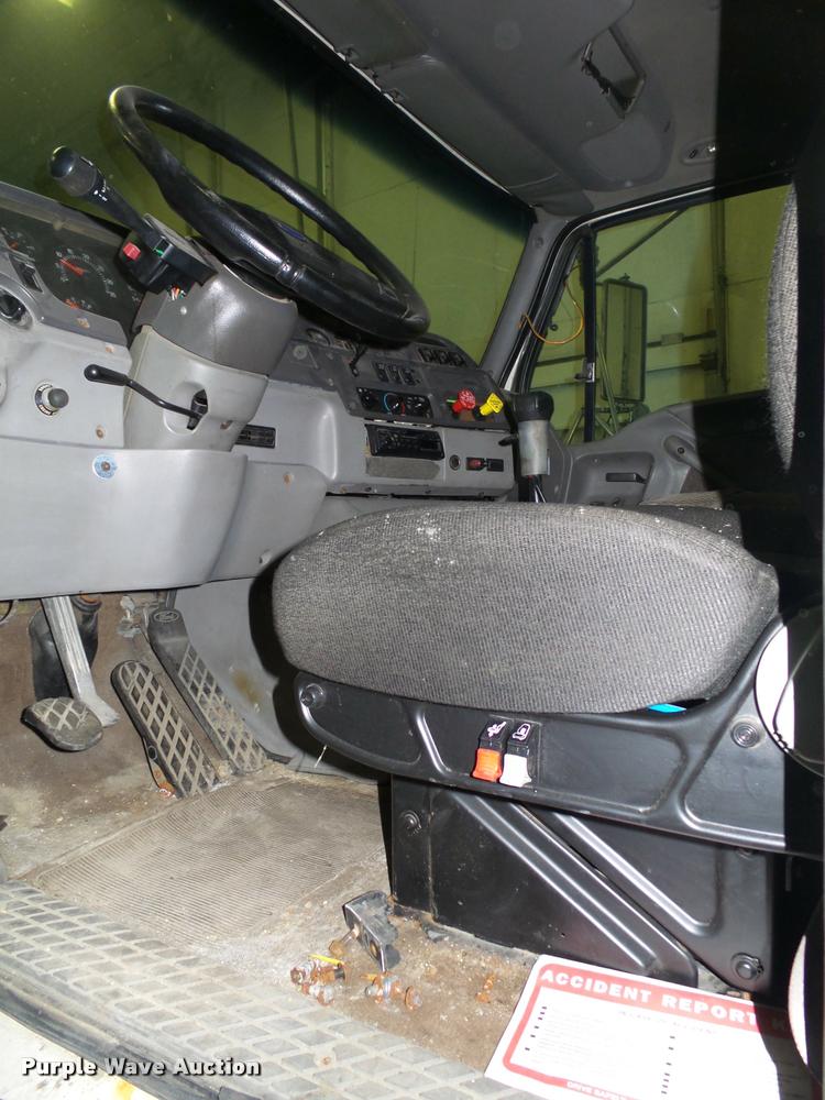 image for item DA7256 1997 Ford AT9513 Aeromax 113 semi truck