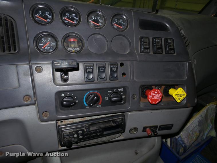 image for item DA7256 1997 Ford AT9513 Aeromax 113 semi truck