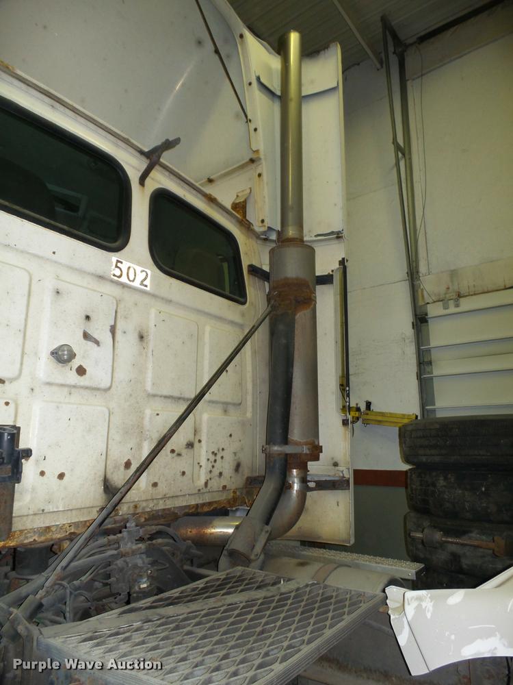 image for item DA7256 1997 Ford AT9513 Aeromax 113 semi truck