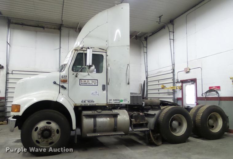 image for item DA7257 1995 International 8100 semi truck