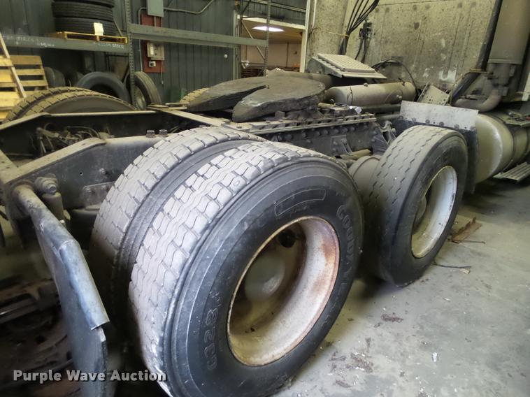 image for item DA7257 1995 International 8100 semi truck