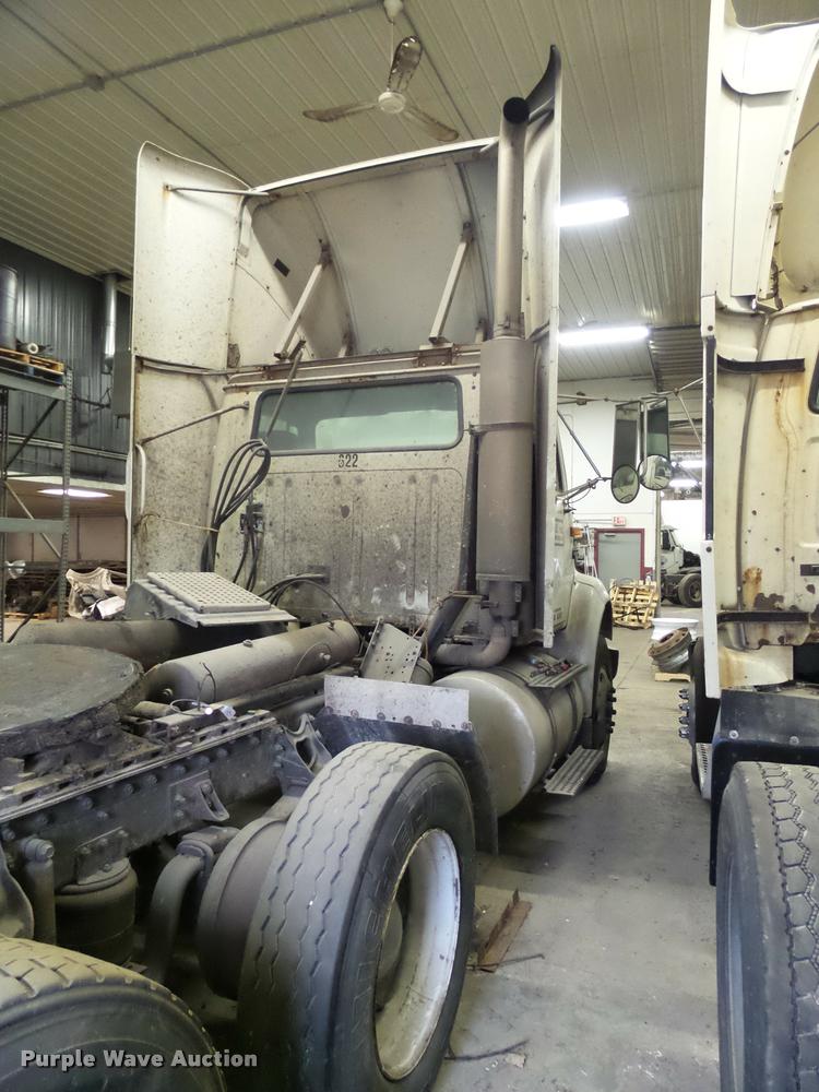 image for item DA7257 1995 International 8100 semi truck