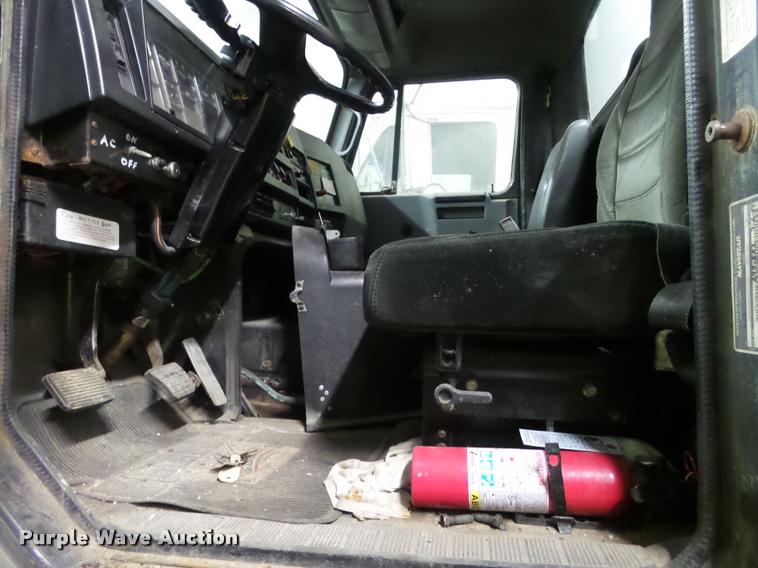 image for item DA7257 1995 International 8100 semi truck