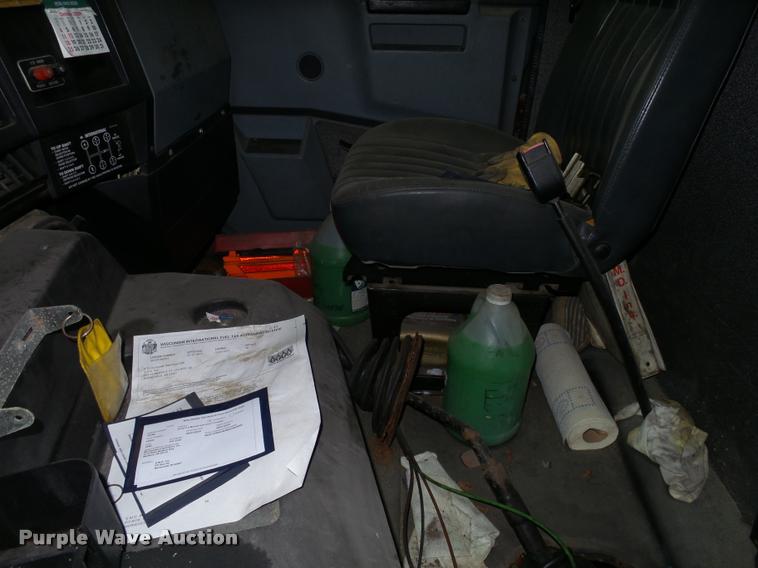 image for item DA7257 1995 International 8100 semi truck