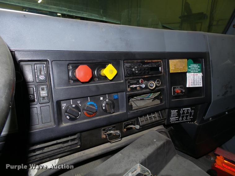 image for item DA7257 1995 International 8100 semi truck