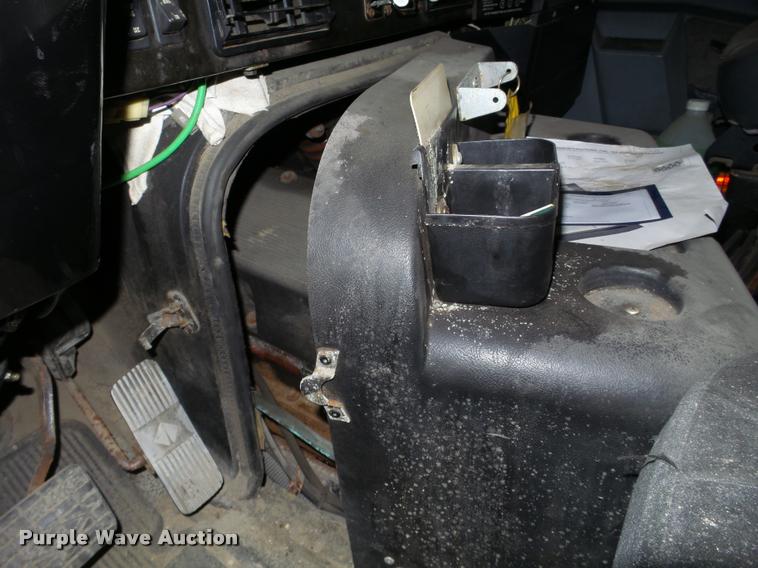 image for item DA7257 1995 International 8100 semi truck