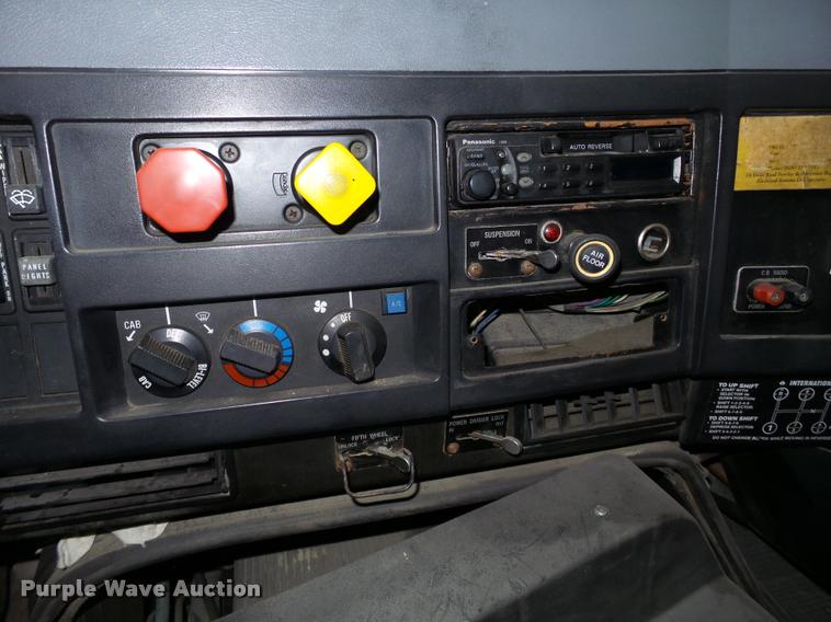 image for item DA7257 1995 International 8100 semi truck