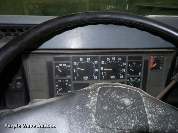 image for item DA7257 1995 International 8100 semi truck