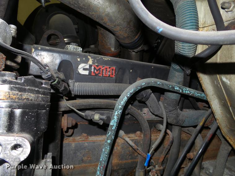 image for item DA7257 1995 International 8100 semi truck