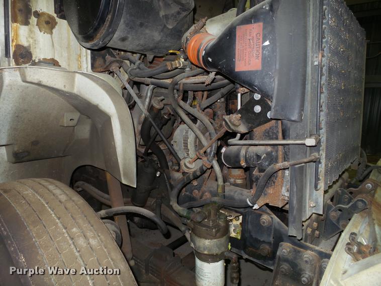 image for item DA7257 1995 International 8100 semi truck