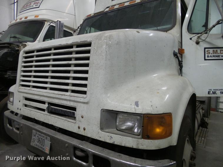 image for item DA7257 1995 International 8100 semi truck