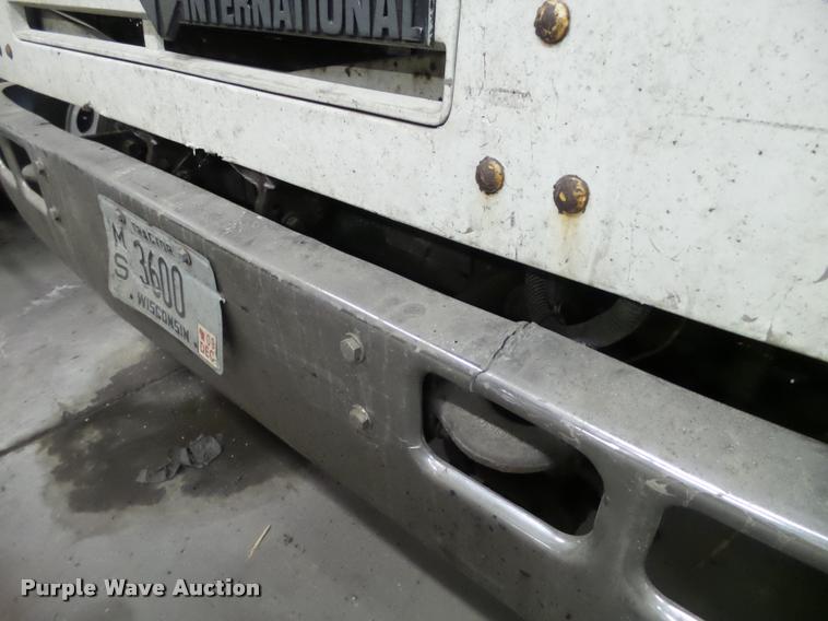 image for item DA7257 1995 International 8100 semi truck