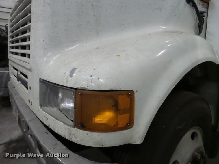 image for item DA7257 1995 International 8100 semi truck