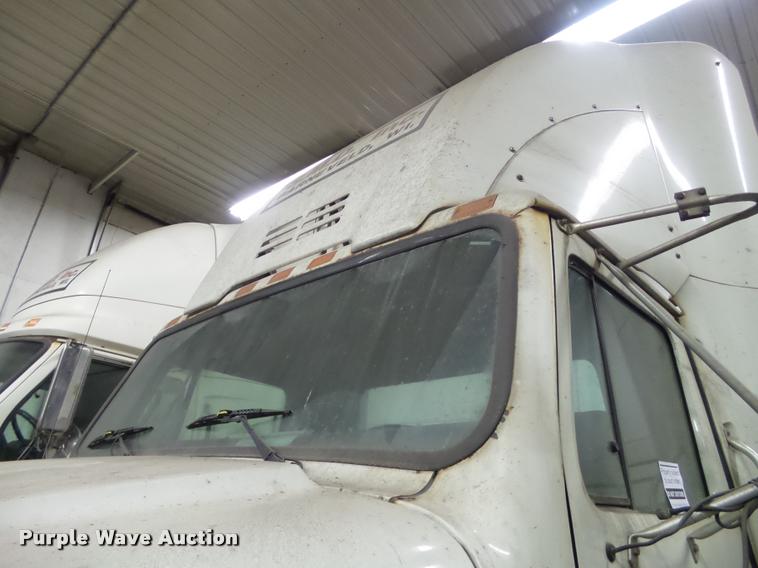 image for item DA7257 1995 International 8100 semi truck