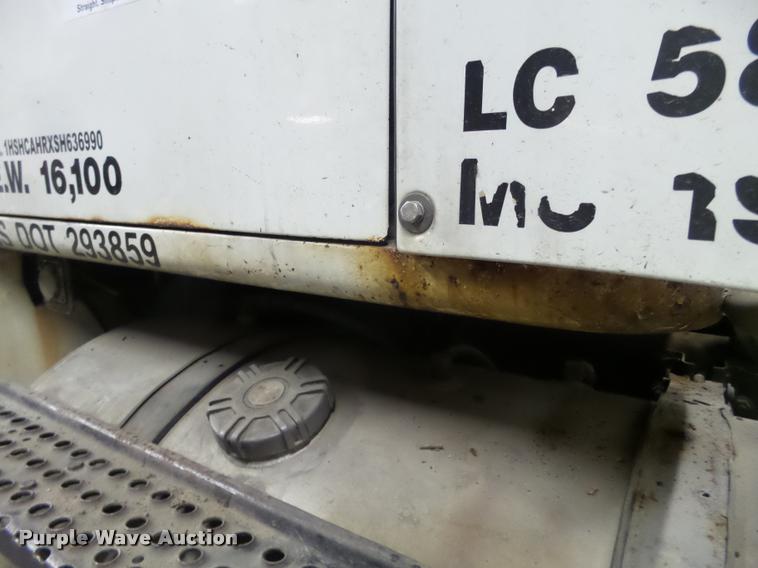 image for item DA7257 1995 International 8100 semi truck