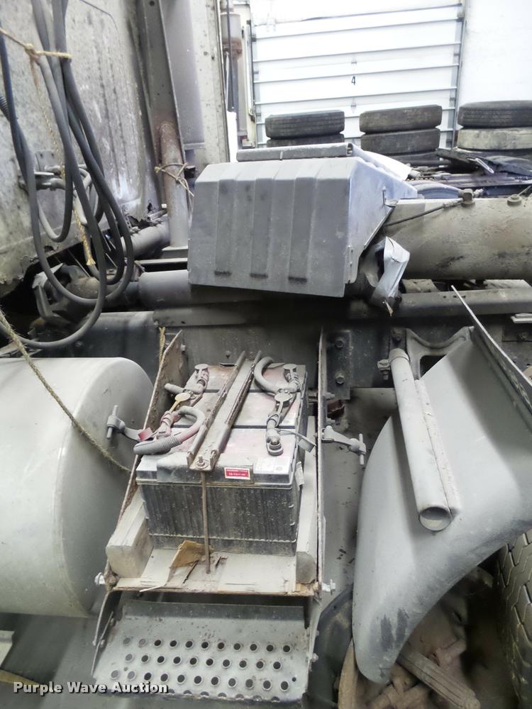 image for item DA7257 1995 International 8100 semi truck