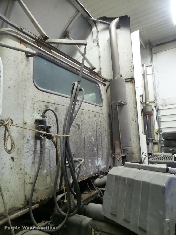 image for item DA7257 1995 International 8100 semi truck