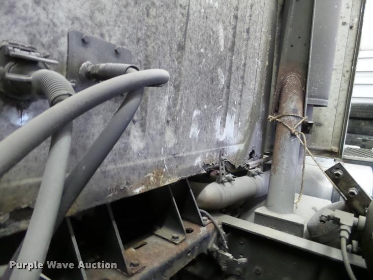 image for item DA7257 1995 International 8100 semi truck