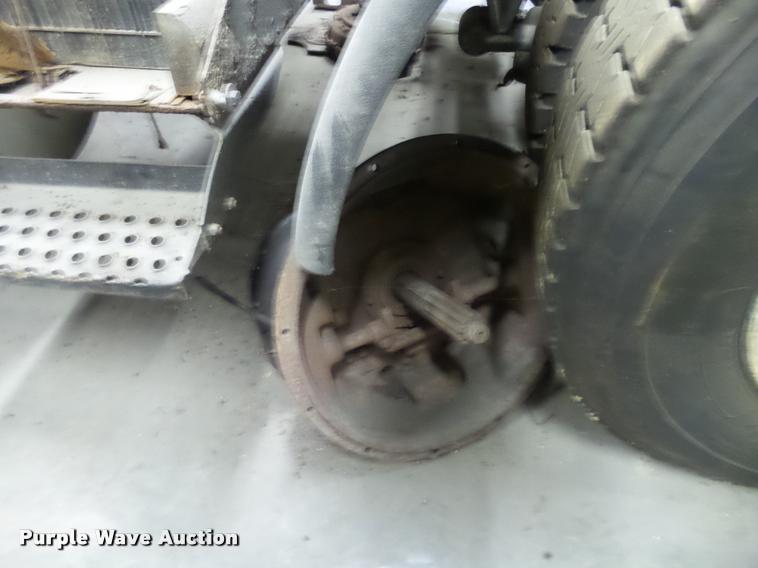 image for item DA7257 1995 International 8100 semi truck