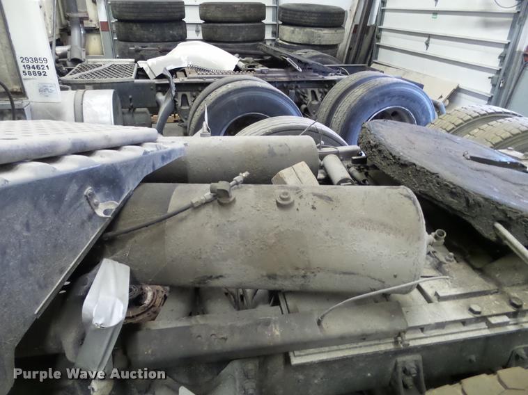 image for item DA7257 1995 International 8100 semi truck