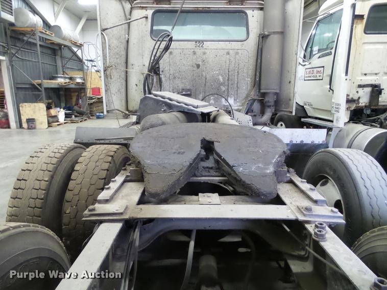 image for item DA7257 1995 International 8100 semi truck