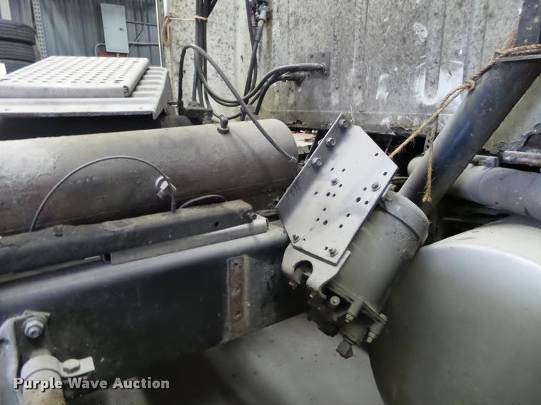 image for item DA7257 1995 International 8100 semi truck