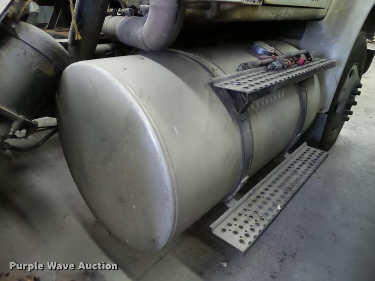 image for item DA7257 1995 International 8100 semi truck