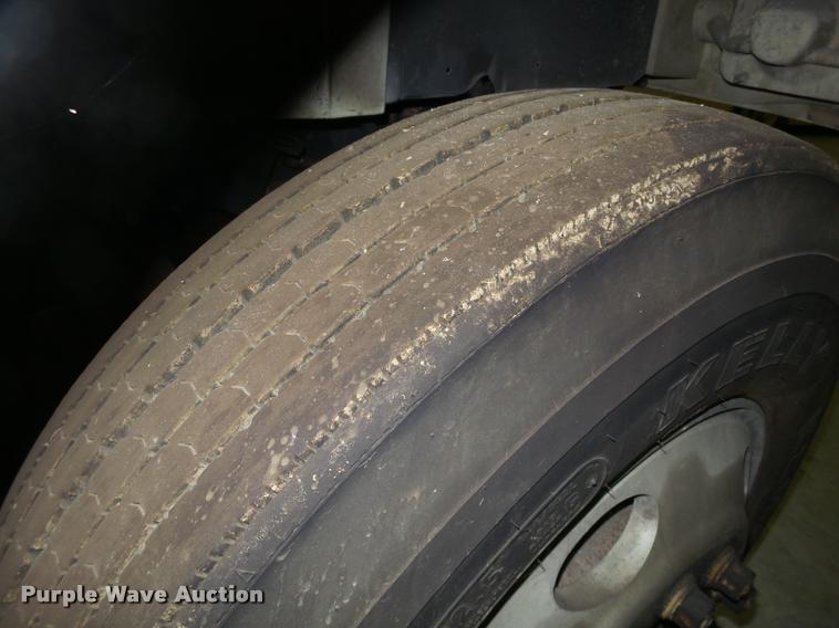 image for item DA7257 1995 International 8100 semi truck