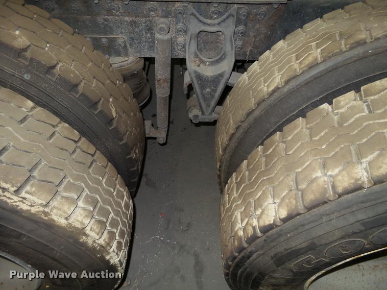 image for item DA7257 1995 International 8100 semi truck