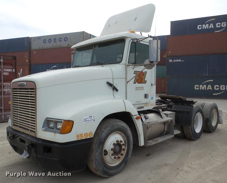 image for item DA7388 2000 Freightliner FLD112 semi truck