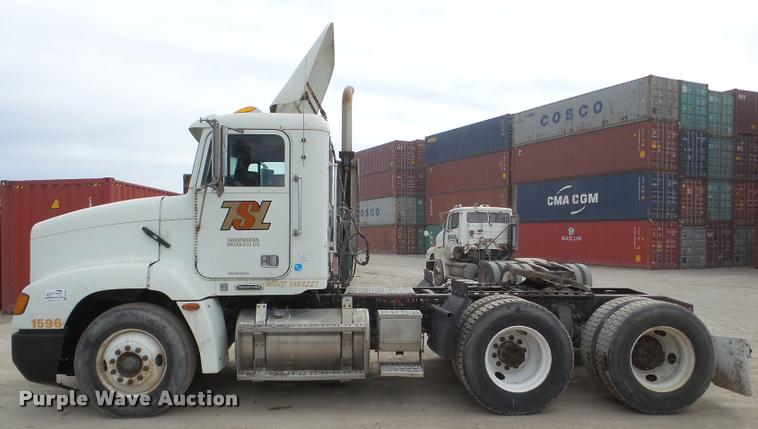 image for item DA7388 2000 Freightliner FLD112 semi truck