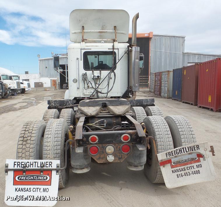 image for item DA7388 2000 Freightliner FLD112 semi truck