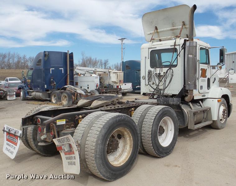 image for item DA7388 2000 Freightliner FLD112 semi truck