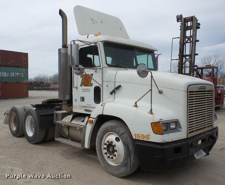 image for item DA7388 2000 Freightliner FLD112 semi truck