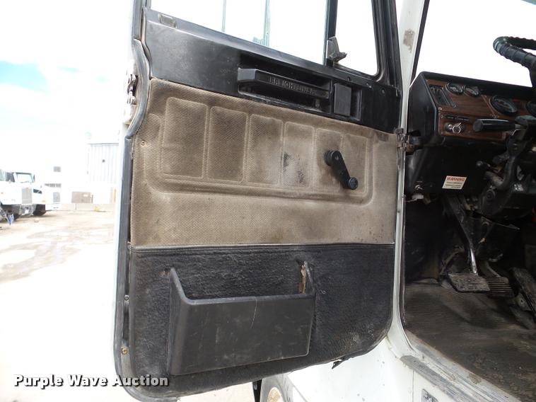 image for item DA7388 2000 Freightliner FLD112 semi truck