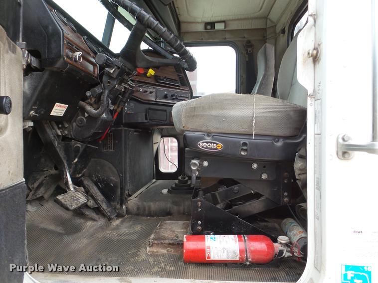 image for item DA7388 2000 Freightliner FLD112 semi truck