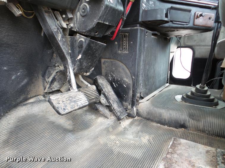 image for item DA7388 2000 Freightliner FLD112 semi truck