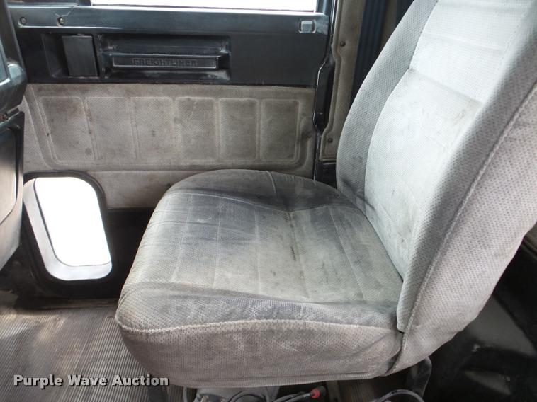 image for item DA7388 2000 Freightliner FLD112 semi truck