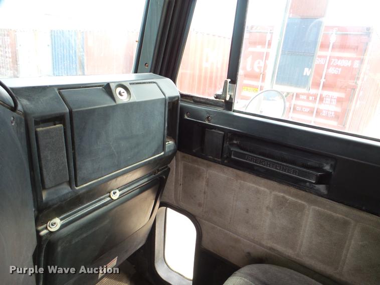 image for item DA7388 2000 Freightliner FLD112 semi truck