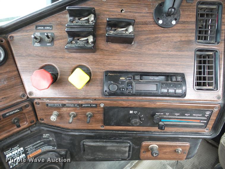 image for item DA7388 2000 Freightliner FLD112 semi truck