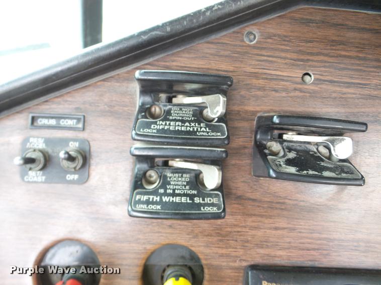 image for item DA7388 2000 Freightliner FLD112 semi truck