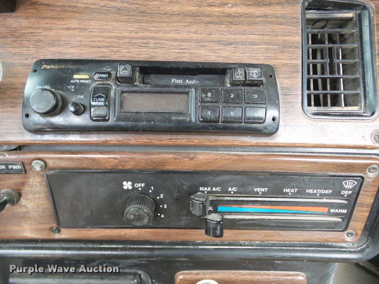 image for item DA7388 2000 Freightliner FLD112 semi truck