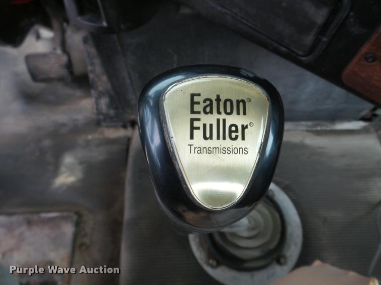 image for item DA7388 2000 Freightliner FLD112 semi truck