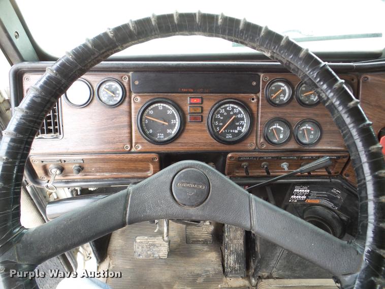 image for item DA7388 2000 Freightliner FLD112 semi truck