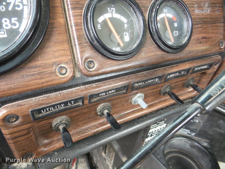 image for item DA7388 2000 Freightliner FLD112 semi truck