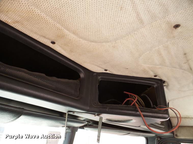 image for item DA7388 2000 Freightliner FLD112 semi truck