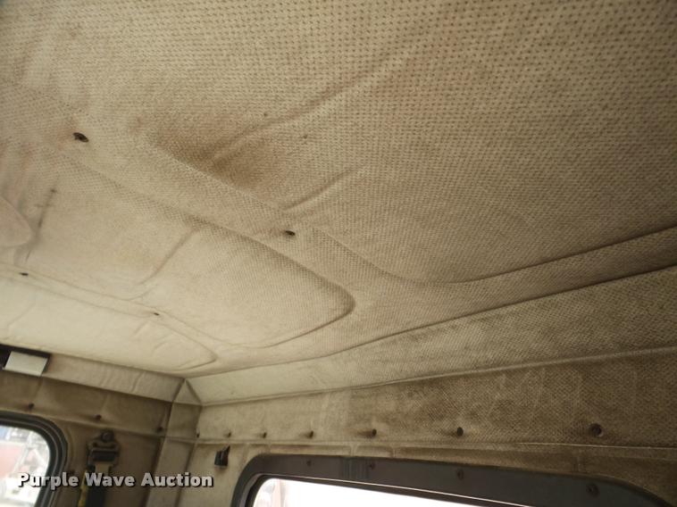 image for item DA7388 2000 Freightliner FLD112 semi truck