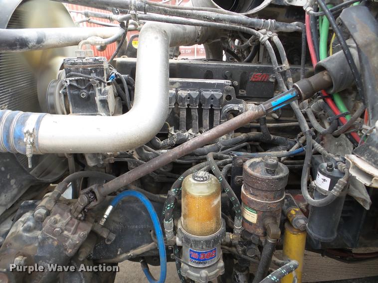 image for item DA7388 2000 Freightliner FLD112 semi truck